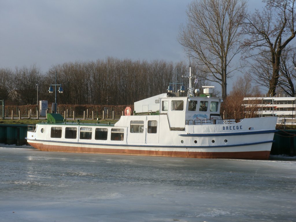 Die  BREEGE  am 17.Februar 2012 im vereisten Hafen von Greifswald.