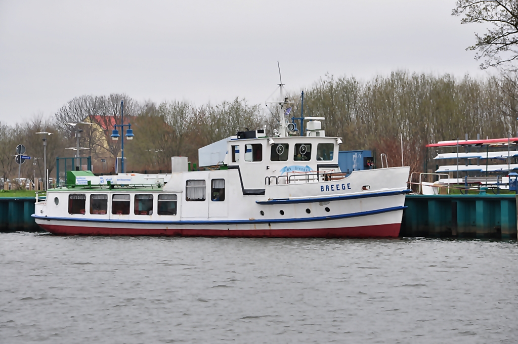die Bregge, ehemaliges Schiff der weien Flotte und verkehrte unter anderem zwischen der Insel Rgen und der Insel Hiddensee, heute im Greifswalder Hafen fr Rundfahrten da, 14.04.2010