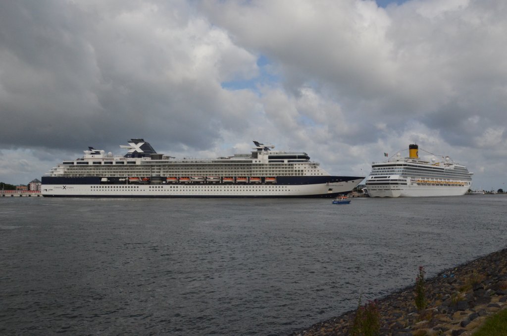 Die Celebrity Constellation ein super Kreuzfahrtschiff. Hat gerade am Cruis-Terminal in  Warnemnde hinter der Costa Fortuna am 21.07.2012 festgemacht. 