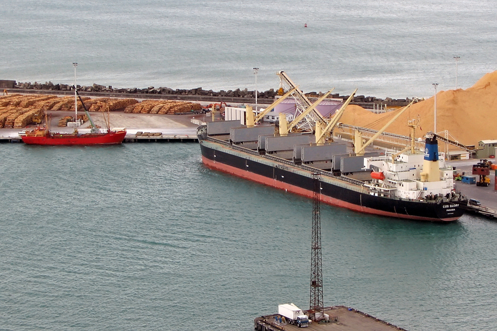 Die  COS GLORY -Panama, im Hafen von Napier/Neuseeland, 09.12.2004