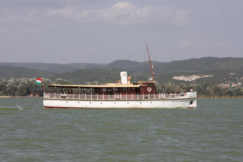 Die Csobanc ist als Passagierschiff auf dem ungarischen Meer dem Balaton
unterwegs. Hier am 7.9.2008 in Hhe Kezthely aufgenommen.