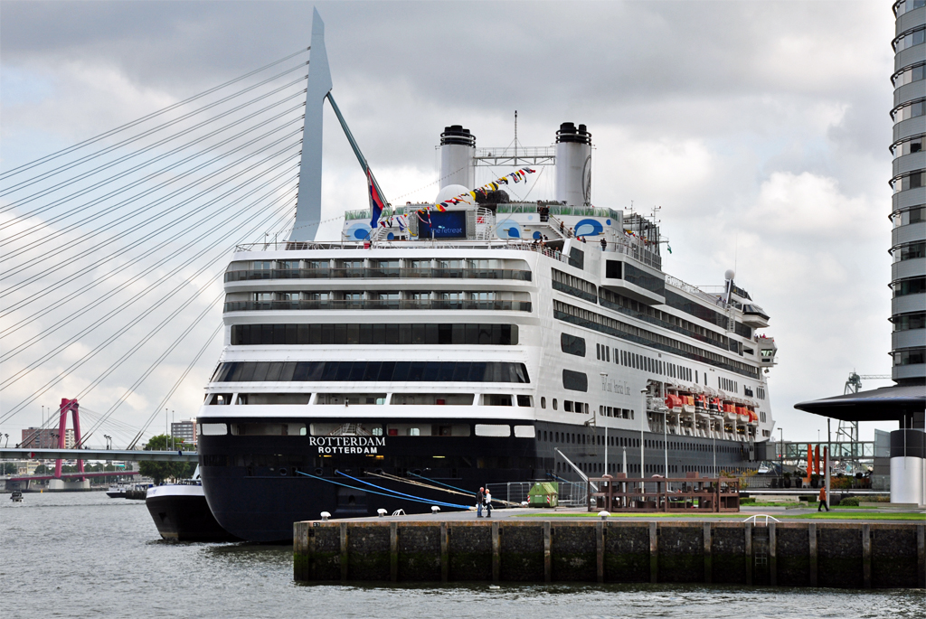 Die derzeitige  Rotterdam , Baujahr 2007, 238 m, 59.652 BRT am Cruiserterminal im Rotterdamer Hafen - 15.09.2012