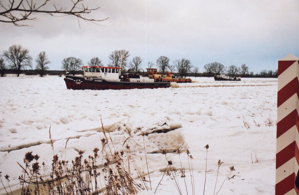 Die Eisbrecher Schwedt,Dzik u.Kienitz im Jan.2011 auf dem Weg zur Strassenbrcke bei Schwedt/Oder.Die drei Schiffe sind als Kopfeisbrecher im Einsatz.