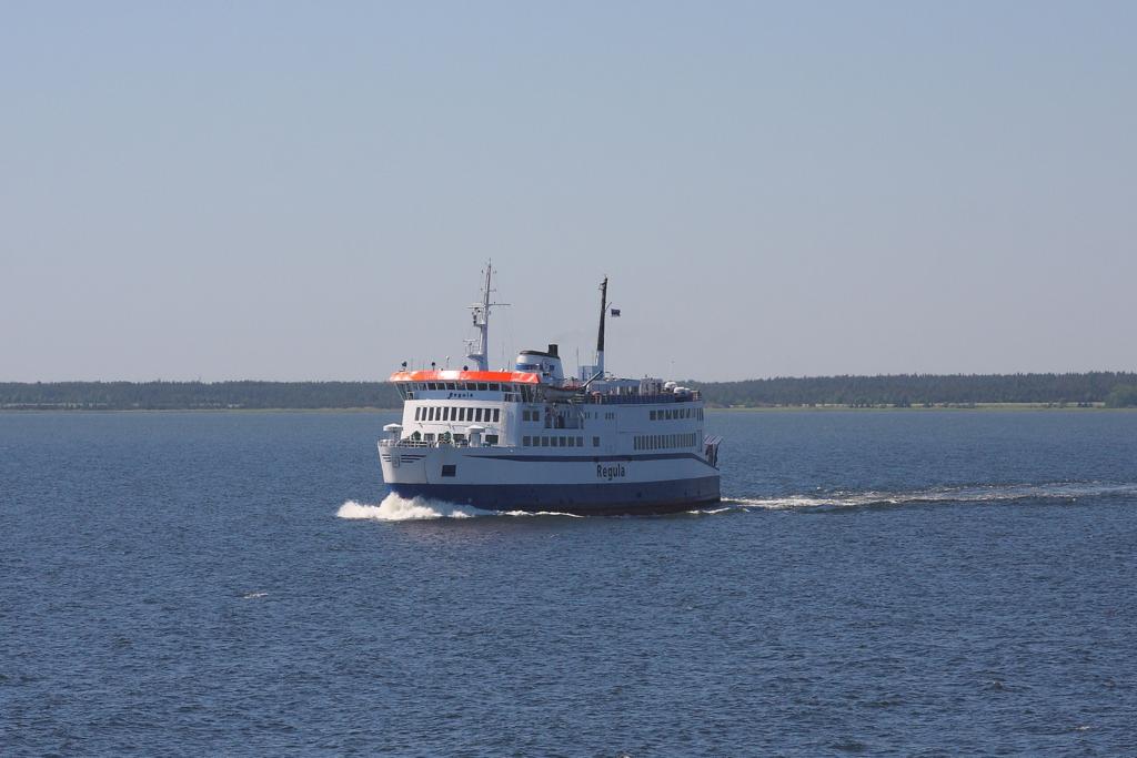 Die Estlndische Fhre Regula hat Hapsalu verlassen und ist 
am 8.6.2011 unterwegs zur Insel Hiiumaa.