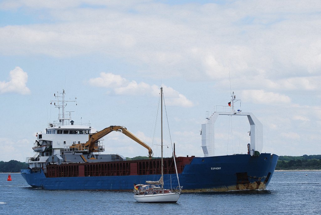 Die Euphony IMO-Nummer:8214358 Flagge:Gibraltarb Lnge:92.0m Breite:15.0m Baujahr:1983 Bauwerft:Detlef Hegemann Rolandwerft,Berne Deutschland beim einlaufen in Travemnde am 18.07.10