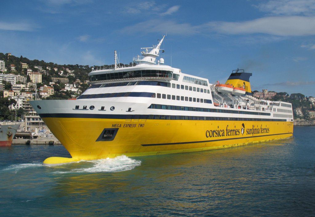 Die Fhre  Mega Express Two  nach Korsika, verlsst rckwrtsfahrend den Hafen von Nizza.
(20.04.2009)