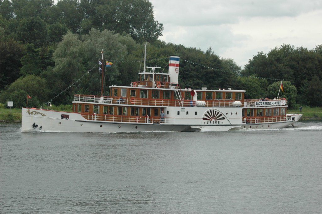 Die ,,Freya‘‘ (gebaut 1905), der einzige historische Seitenraddampfer war ursprnglich Niederlnderin, sie lief am 21. April 1905 in Kinderdijk vom Stapel. Sie wechselte 1999 zur Reederei  Adler-Schiffe . Jetzt ist sie auf dem Nord-Ostsee-Kanal und der Elbe unterwegs. Gesehen am 21.07.2011. (MMSI-Nr.: 211324790)