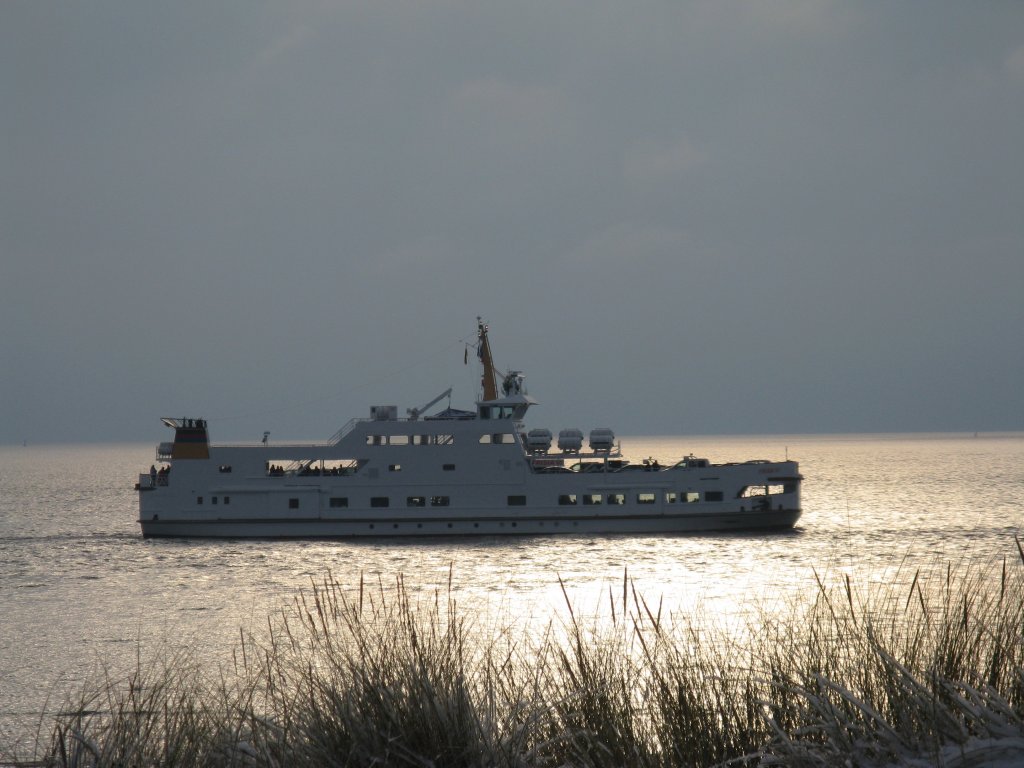 Die Frisia VI luft durch das Busetief west. von Norderney am 2.1.2010 
