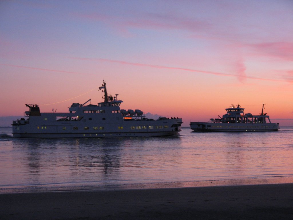 Die Frisia VI verlsst am 3.1.2010 den Norderneyer Hafen aund nimmt Kurs Norddeich.
Im Hintergrund luft die Frisia V
