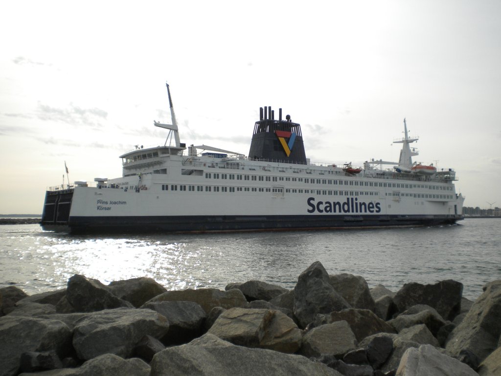 Die  FS Prins Joachim  am 10.08.09 im Warnemnder Seekanal. Sie ist ca. 
150 Meter lang und befhrt die Route Rostock-Gedser zusammen mit ihrem Schwesterschiff  FS Kronprins Frederik . Bis 2008 fuhr die  FS Rostock auch noch auf der Strecke; sie ist jetzt stillgelegt. 