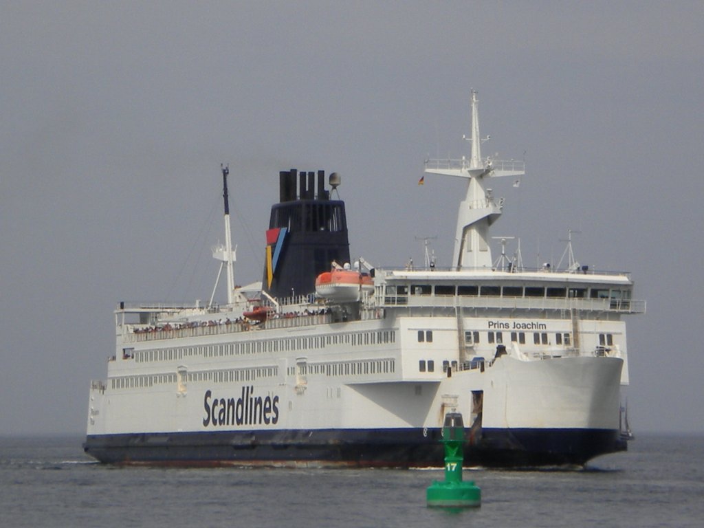 Die  FS Prins Joachim  bei der Einfahrt in den Warnemnder Seekanal.