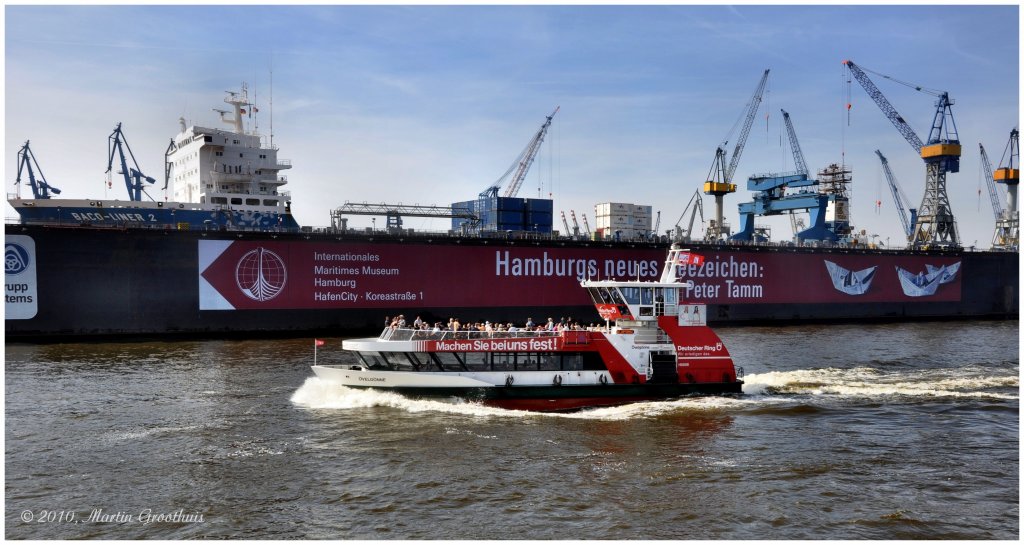Die Hafenfhre  velgnne  im Juni 2010 im Hamburger Hafen.