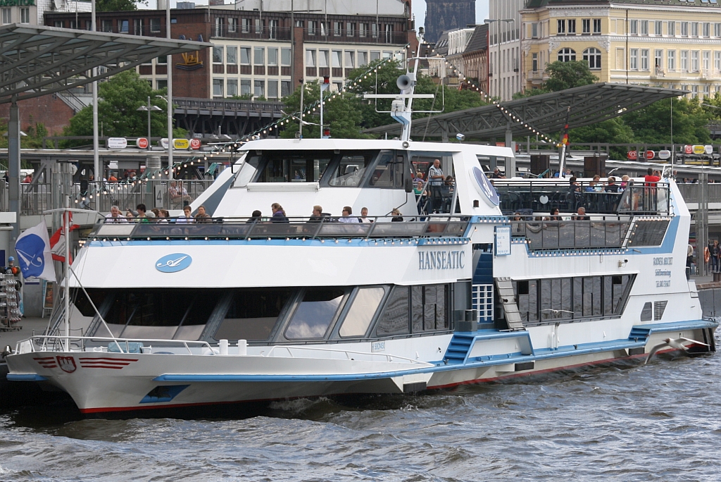 Die HANSEATIC wartet am 06.Juli 2009 bei den Landungsbrcken in Hamburg auf die nchste Rundfahrt.