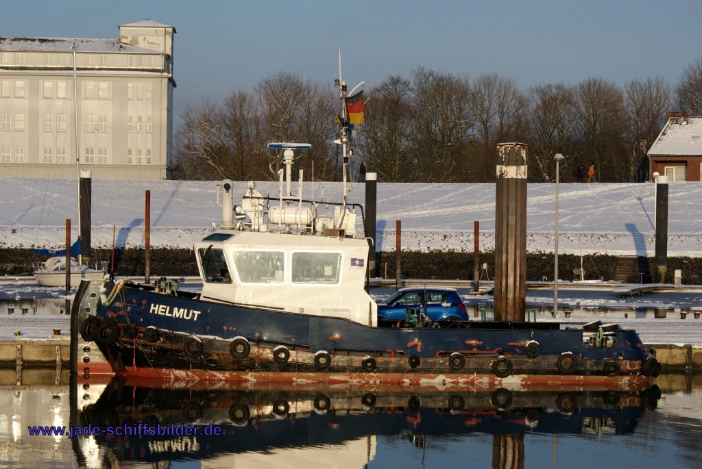 Die Helmut im Nassauhafen ( Fluthafen ) in Wilhelmshaven,Januar 2010.
Die Helmut wird vom Jade Dienst betrieben,und dient als Schlepper.
