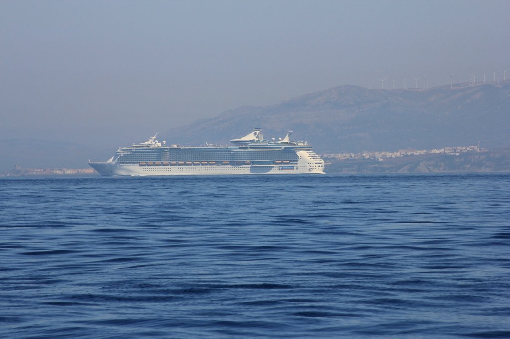 Die Independence of the Seas am 05.07.2011 in der Strae von Gibraltar