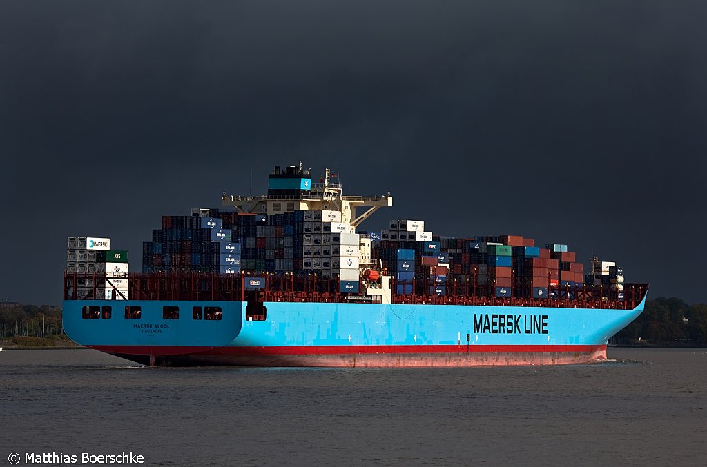 Die Maersk Algol bei herrlicher Wetterstimmung auf der Elbe bei Wedel (H) am 17.10.09.