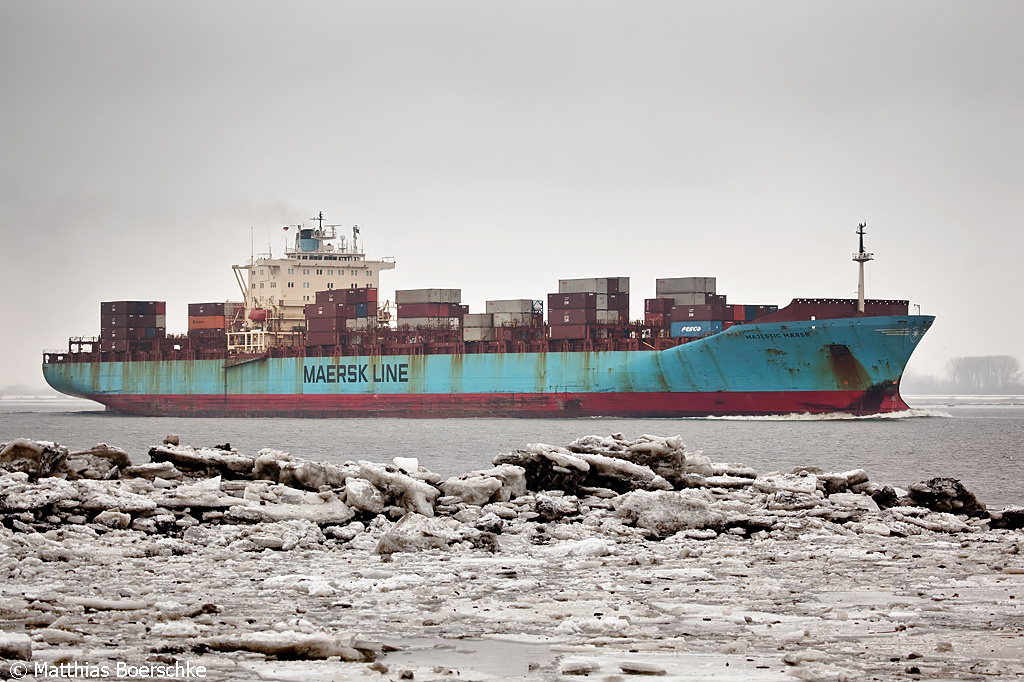 Die Majesic Maersk auf der Elbe bei Lhe/Grnendeich am 24.02.10.