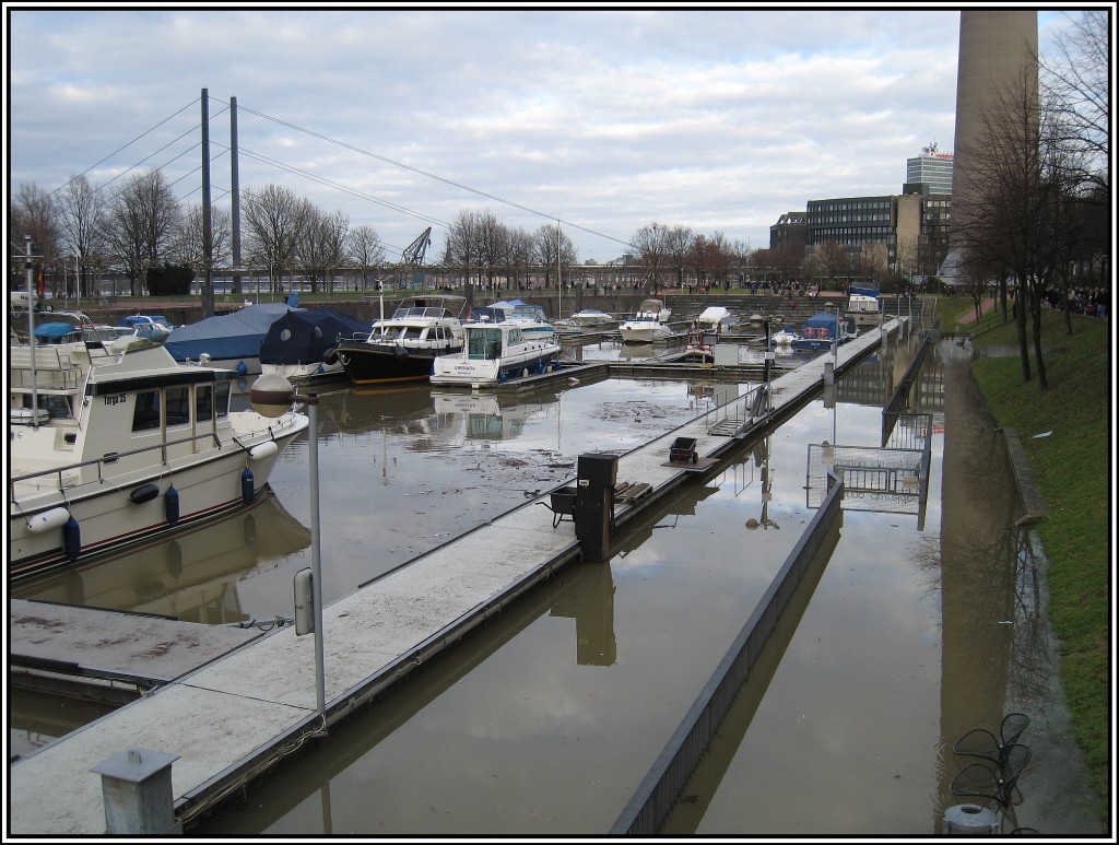 Die Marina im Dsseldorfer Medienhafen whrend des Rheinhochwassers im Januar 2011. (16.01.2011)