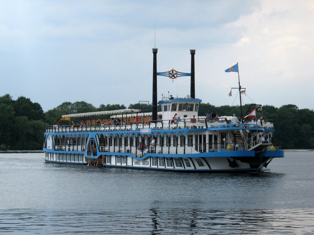 Die MS Havel Queen der Stern-und Kreisschifffahrt am 11.06.2011 kurz vor dem Erreichen des Anlegers Greenwichpromenade in Berlin-Tegel.