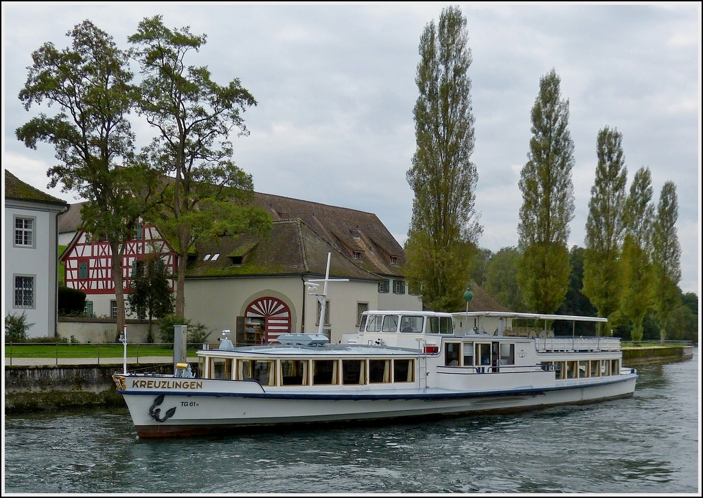 Die MS  KREUZLINGEN  hat am Unterrheinufer bei Diessenhofen festgemacht. 
Schiffsdaten: Bj 1956; L 38,5m; gebaut bei der Botanwerft in Kressborn; aufgenommen am 13.09.2012.