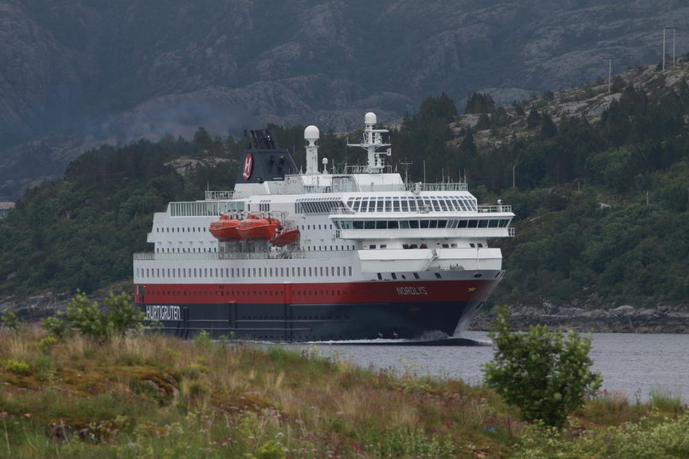 Die M/S  Nordlys  nhert sich auf sdgehenden Kurs dem Hafen von Rrvik; 24.06.2013