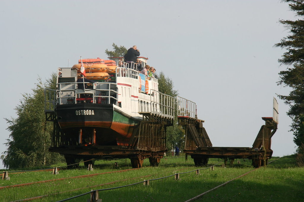 Die M/S  Pingwin  wird auf dem Rollberg Jelenie bergwärts transportiert. Auf dem Foto begegnen sich beide Trogwagen. Jelenie, 09.09.2017