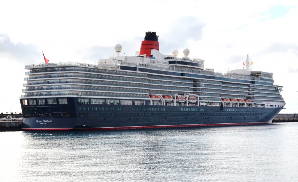 Die MS Queen Elizabeth im Hafen von Arrecife/Lanzarote bei strahlender Sonne am 15.12.2012 beobachtet. Technische Daten: L.B.H. 294m, 32m, 55m, Tiefgang 8m. 23,7 Knoten , 92000 BRZ, 2068 Passagiere, 1000 Mann Besatzung, 12 Decks  und 9 Restaurants. Es wurde 2010 in Dienst gestellt und hat den Heimathafen Hamilton. Sie gehrt zur Cunard Line.  