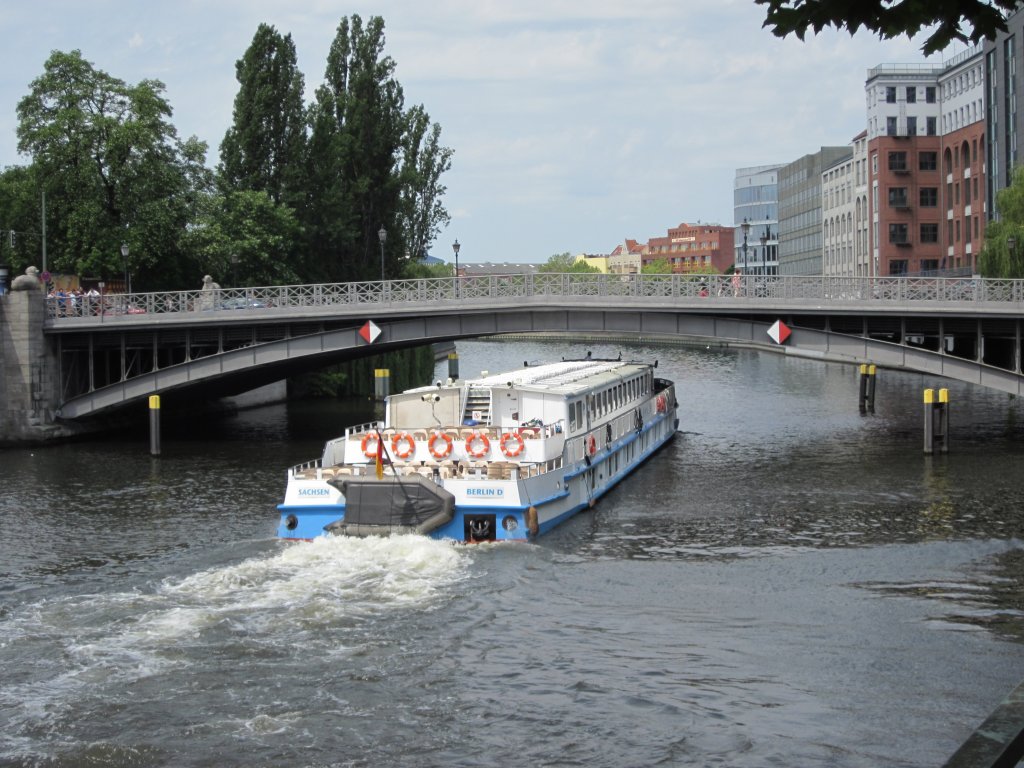 Die  MS SACHSEN  hat am 06.06.2010 am Wikingerufer abgelegt und unterquert die Gotzkowskybrcke in Berlin-Moabit auf der Spree zu Tal.