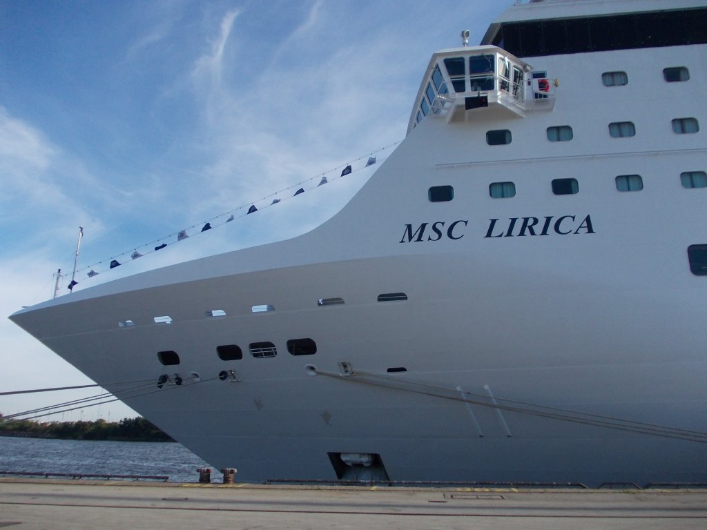 Die MSC Lirica liegt hier am Cruisecenter Hafencity in Hamburg 18.08.12(Cruisedays)