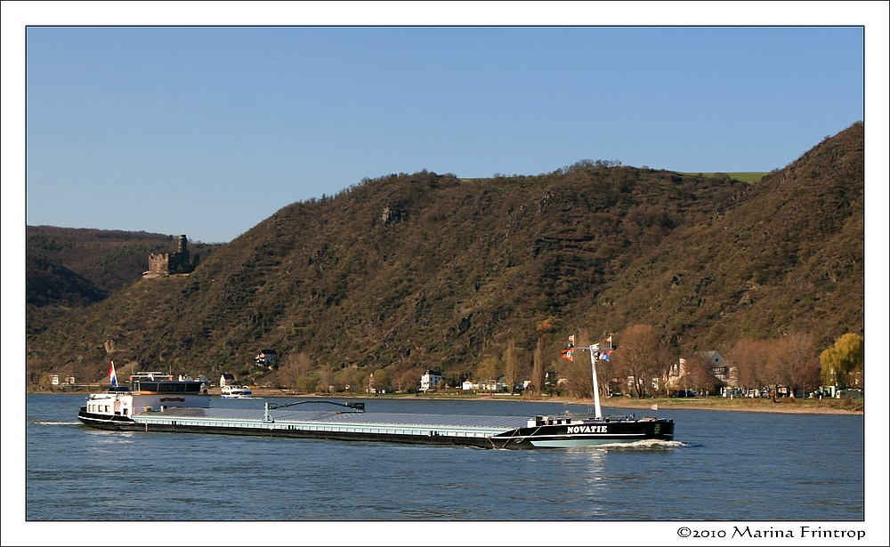 Die Novatie ENI 02327217 auf dem Rhein bei St. Goar. Infos: http://www.debinnenvaart.nl/schip_detail/6518/