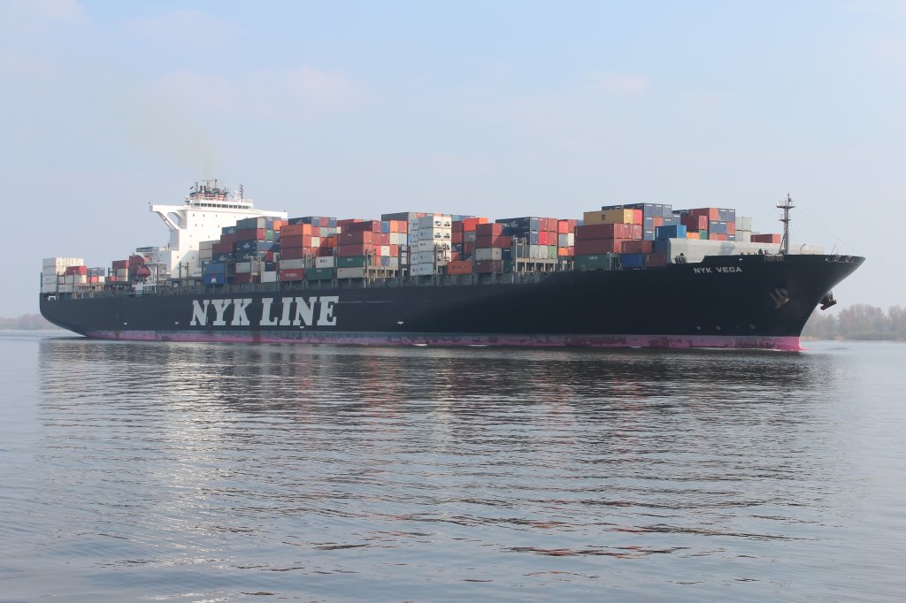 Die NYK VEGA beim auslaufen aus den Hafen von Hamburg vorbei an der Schiffsbegrungsanlage in Wedel. 25.04.2013
