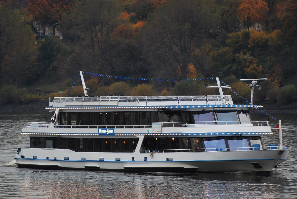 Die River Star Lnge:49.0m Breite:10.5m auf Rundfahrt vor dem Rschpark Hamburg Finkenwerder am 30.10.10