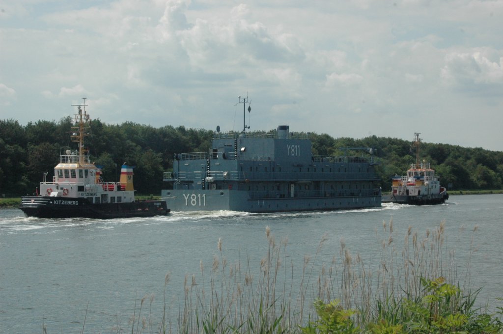 Die Schlepper Kitzeberg und Holtenau bugsieren am 20.07.2011 das Wohnschiff Y 811 KNURRHAHN durch den NOK hier bei Sehestedt.