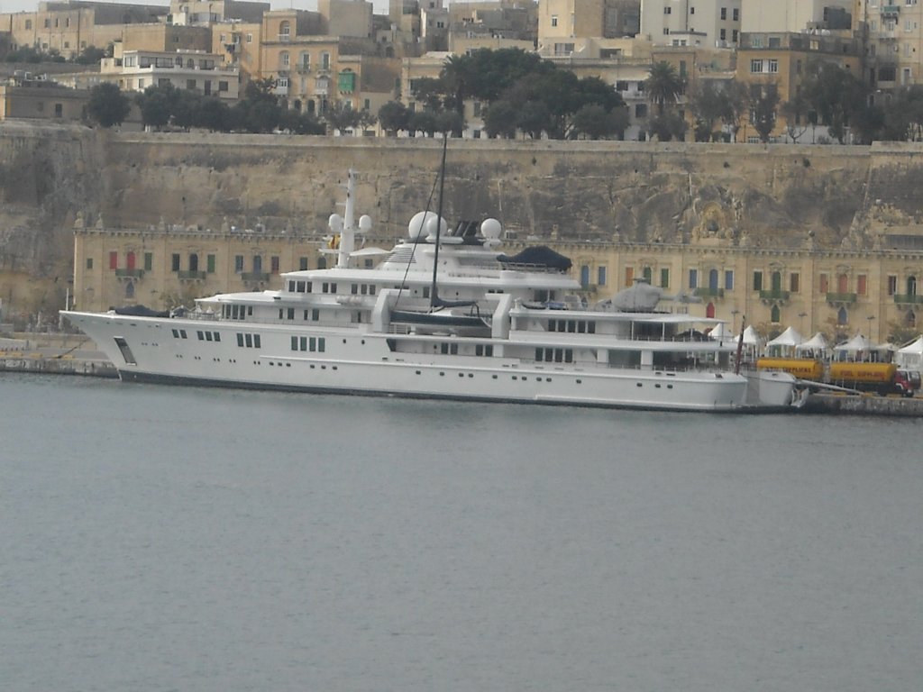 Die  Tatoosh  ist eine Mega-Yacht des Microsoft-Mitbegrnders Paul Allen. Sie steht mit einer Lnge von 92 Metern auf Platz 23 der Liste der lngsten Motoryachten. Dieses Foto zeigt  Tatoosh  im Hafen von Valetta auf Malta, 21.11.2009