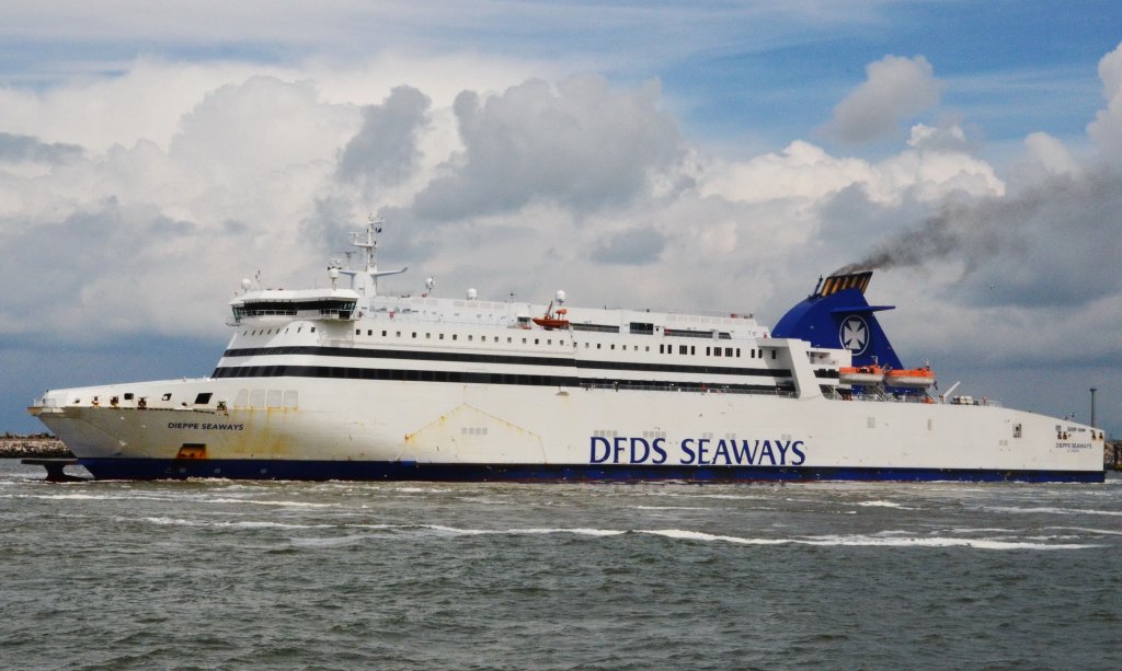 Dieppe Seaways, ein Fhrschiff von DFDS Seaways, Heimathafen Le Havre, hier im Hafen von Calais am 23.05.2013.  Die bisherigen Namen 2002-2007: Superfast X , 2007-2008: Jean Nicoli, 2008-2012: SeaFrance Molire, 2012: Molire, 2012-heute Dieppe Seaways