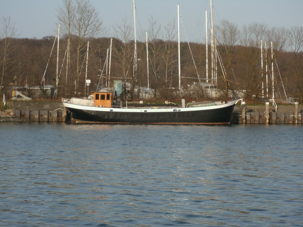 Dieser Schleppkahn lag,am 17.April 2013 im Lauterbacher Hafen.