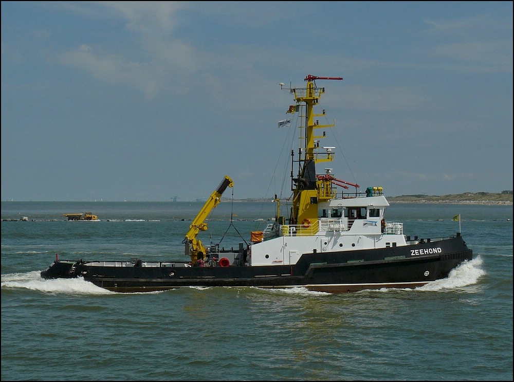 Dieses Boot Zeehond kommt von seinem Einsatz zurck und fhrt in den Hafen von Oostende ein. 11.08.2010 