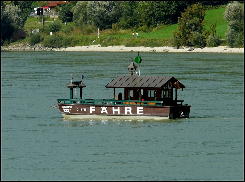 Donaufhre  ISA  quert den Fluss bei Engelhartszell am 12.09.2010.