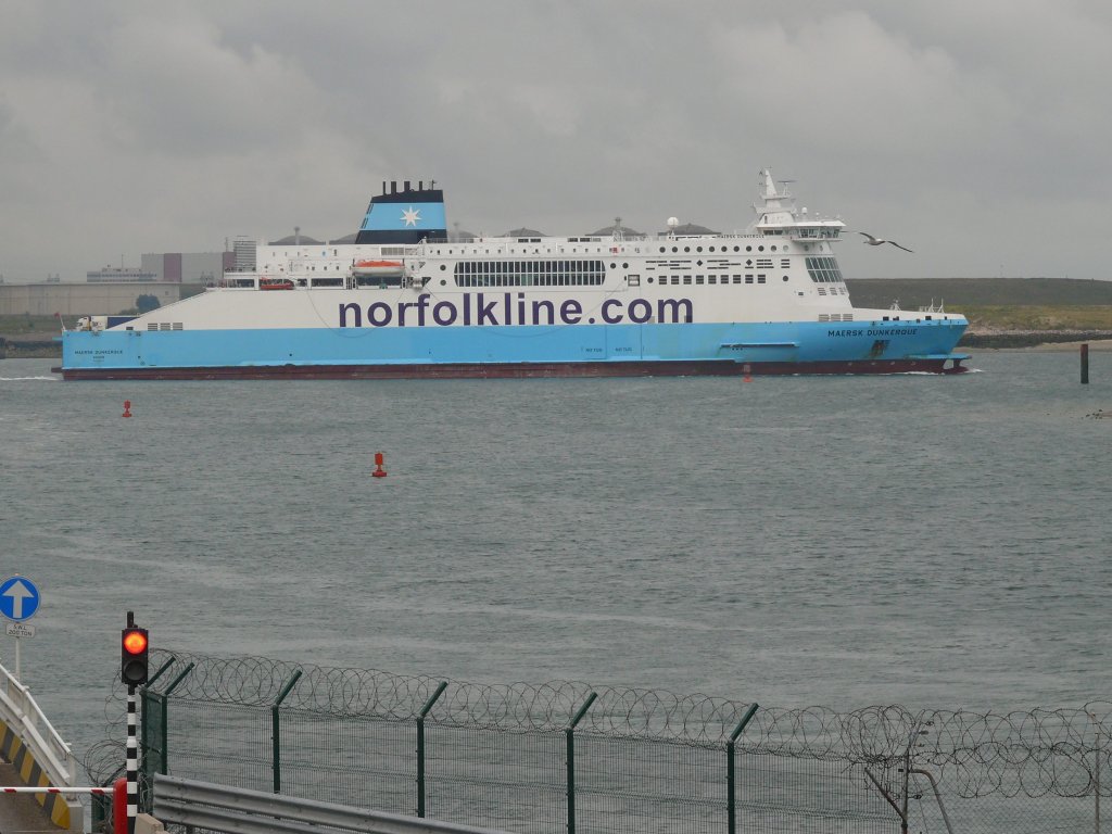 Dnkirchen am 11.07.2009, die 'Maersk Dunkerque' bei der Ausfahrt.