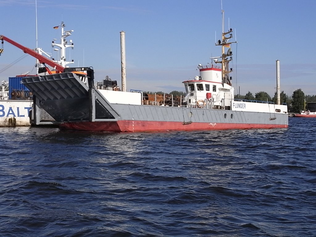 Ehem. Landungsboot, heute Flunder, HH Wiesmoor, im Rostocker Fischereihafen
