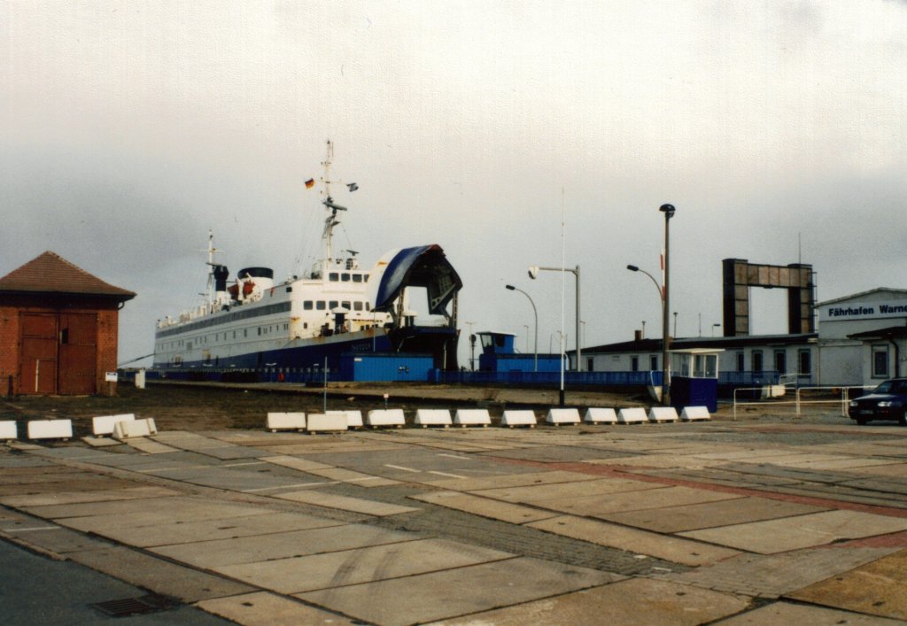 Ehemalige Eisenbahnfhrhafen Rostock-Warnemnde kurz nach dessen Schlieung.
Im Hafenbecken liegt Eisenbahnfhre Theodor Heuss kurz vor Ablegen zur Verschrottung nach Indien/Alang. Aufnahme von 1997