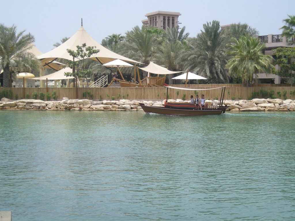 Ein Abraboot in einer Wasserhotelanlage in Dubai.(26.7.2010)