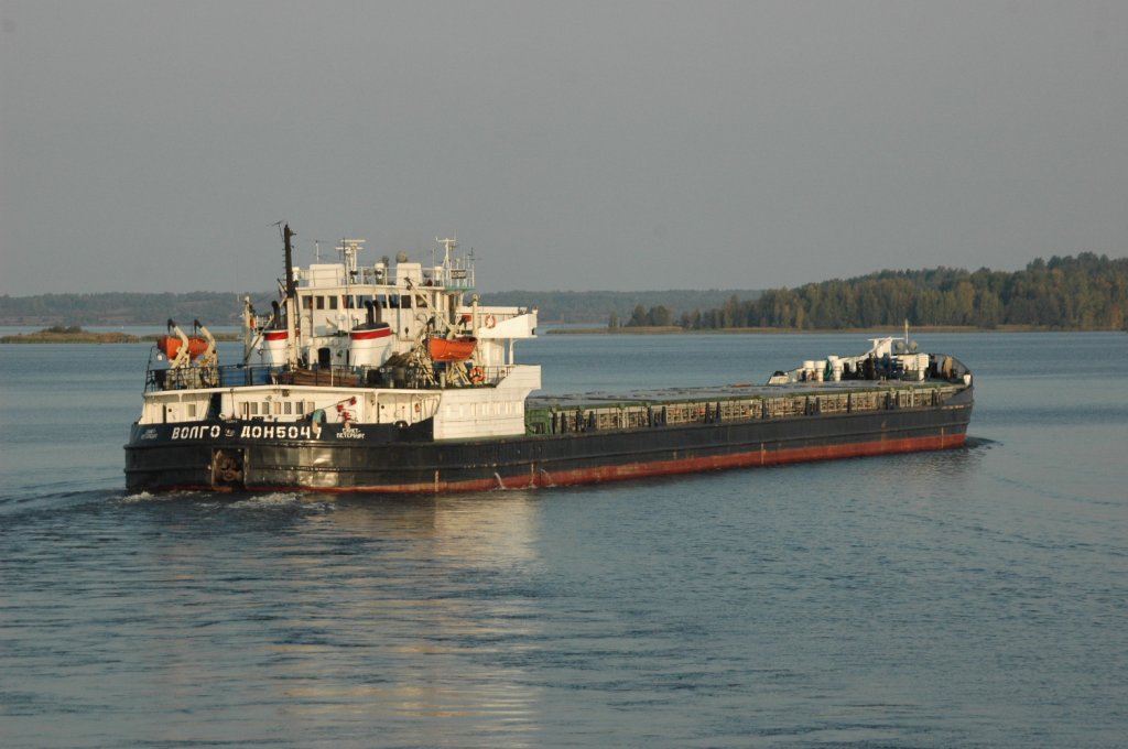 Ein Binnenfrachtschiff auf der Wolga bei Uslanka am 19.09.2010 fotografiert.
