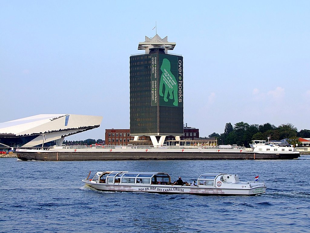 Ein Canal Bus Boot shippert durch die Grachten von Amsterdam (hier im Hafengebiet), und ermglicht mit einem 24Stunden-Ticket ein Einsteigen so oft wie mglich;110903
