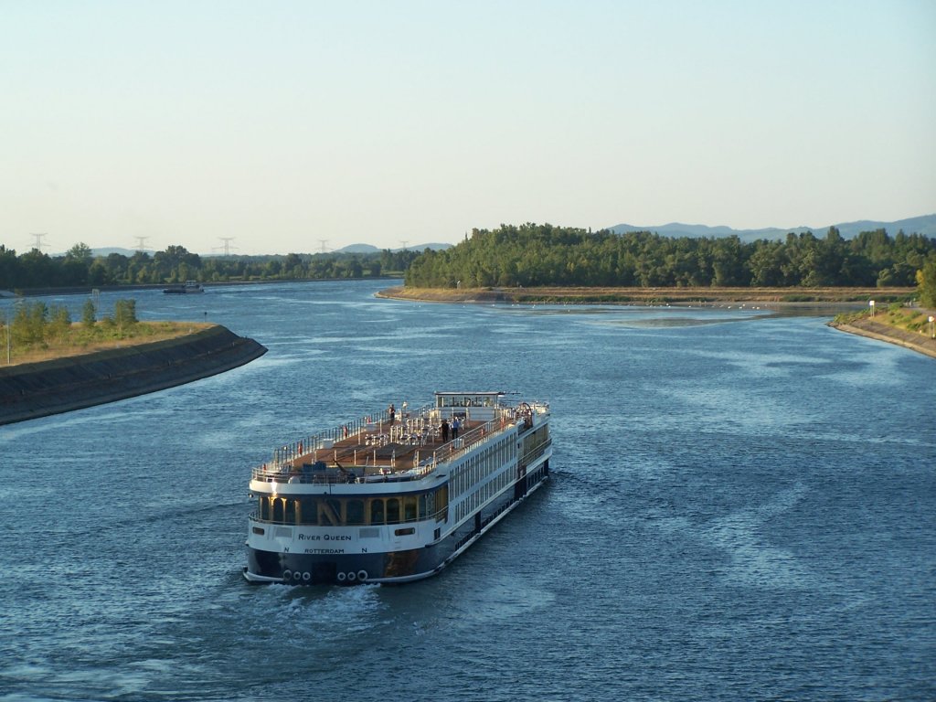 Ein Passagierschiff auf dem Rhein bei Fessenheim im Juni 2006.