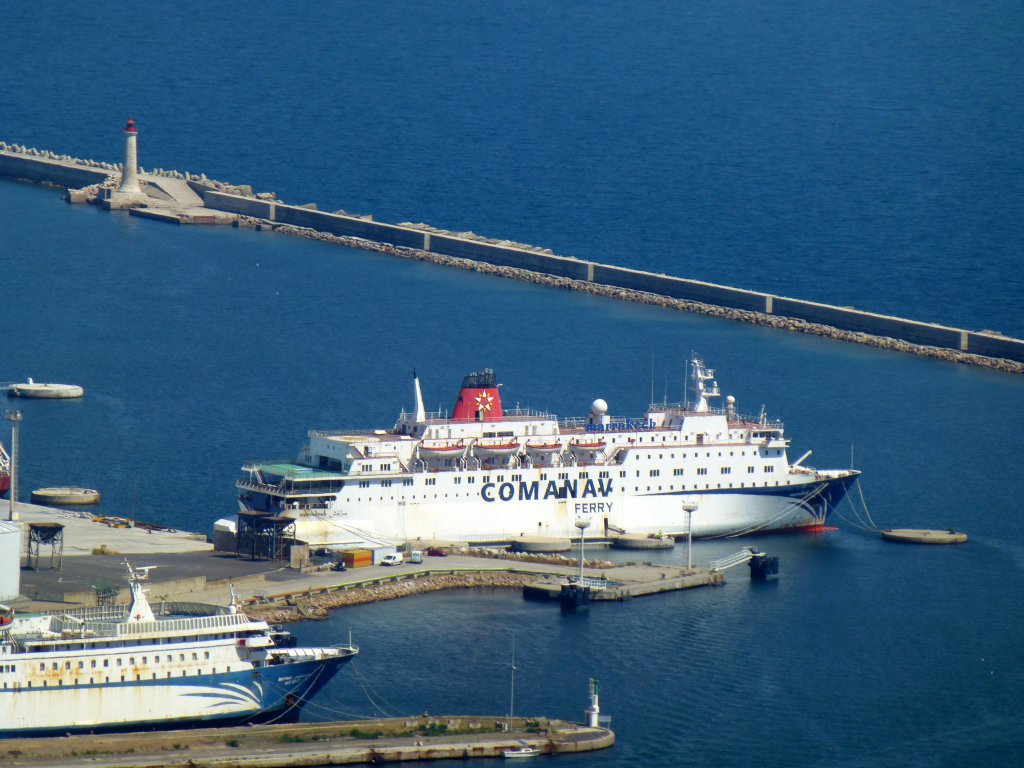 Ein Schiff der COMANAV FERRY im Hafen von Ste. Strecken nach Marokko: Ste-Nador und Ste-Tanger. Vom Mont Saint Clair aus gesehen am 05.08.2013