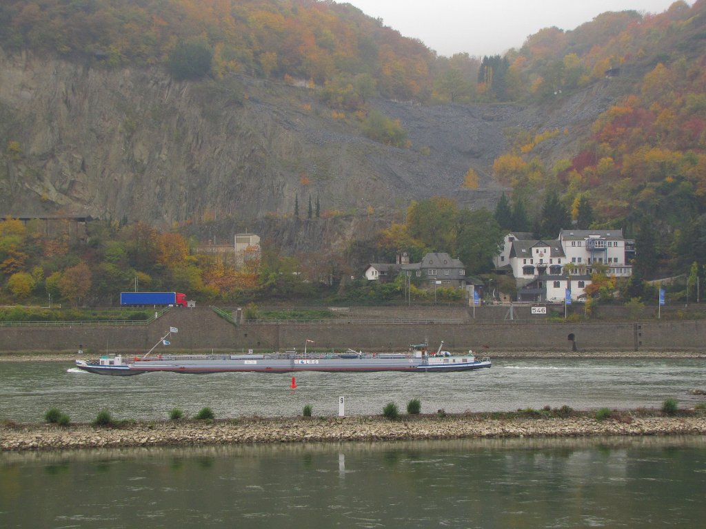 Ein Tankschiff auf dem Rhein bei Kaub, unterwegs Richtung Wiesbaden; 01.11.2011