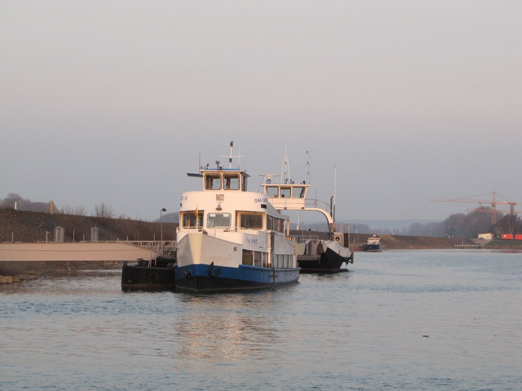 Ein unbekanntes Schiff und eine Autofhre im Hafen von Bingen; 23.03.2010