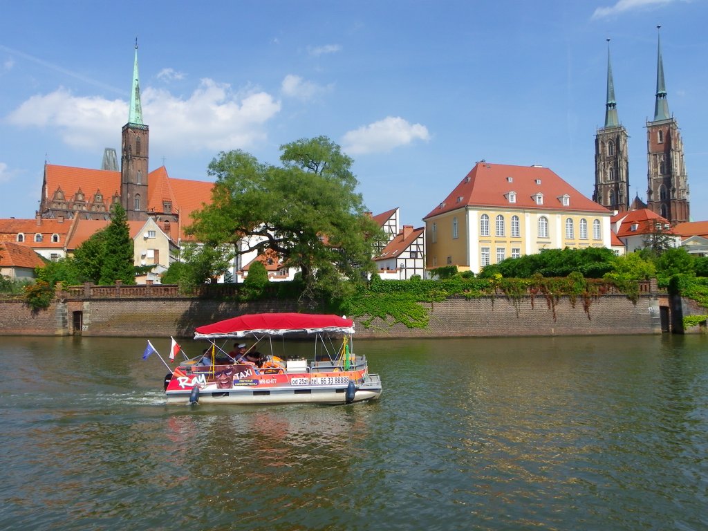 Ein Wassertaxi im Sommer 2012 vor der Sandinsel in Breslau (Wroclaw). Hinten rechts ist der Dom zu sehen.