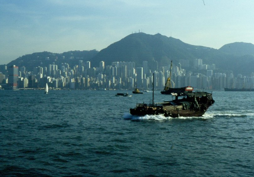 Eine chinesische Dschunke vor der Kulisse von Hong Kong Island im November 1988